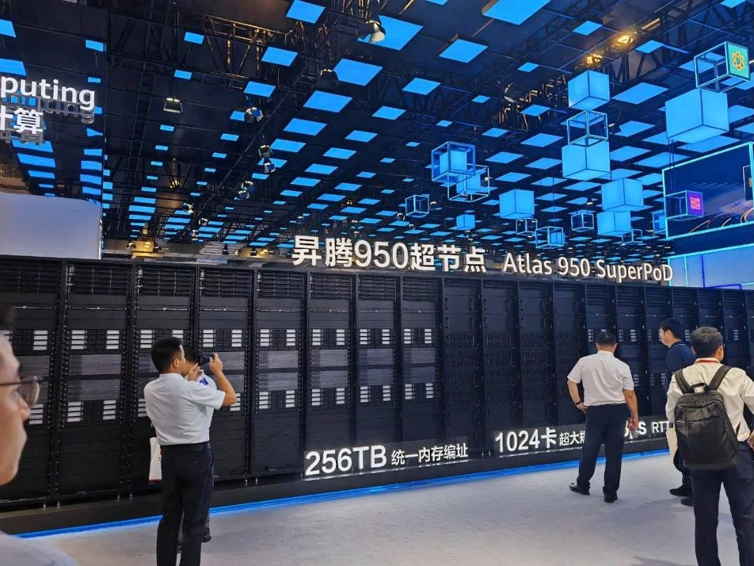 Суперузел Atlas 950 SuperPoD на выставке Huawei Стойки суперузла Atlas 950 SuperPoD в вычислительном зале выставки Huawei