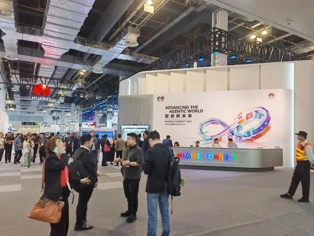 Регистрация участников Huawei Connect 2026 в Шанхае Стойка регистрации конференции Huawei в Шанхае с девизом Advancing the Agentic World