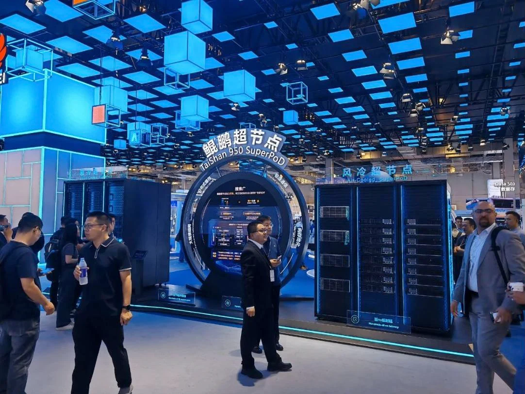 TaiShan 950 SuperPoD в исполнениях с жидкостным и воздушным охлаждением Суперузел TaiShan 950 SuperPoD между стойками с жидкостным и воздушным охлаждением