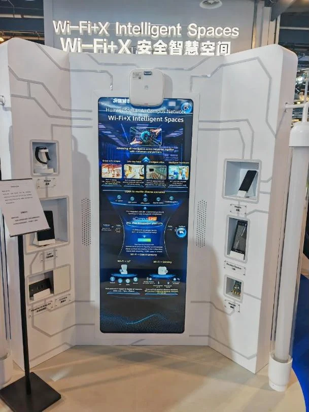 Точка доступа Wi-Fi 7 Advanced и устройства Wi-Fi+X Стенд Wi-Fi+X Intelligent Spaces: точка доступа Huawei и подключённые к ней устройства